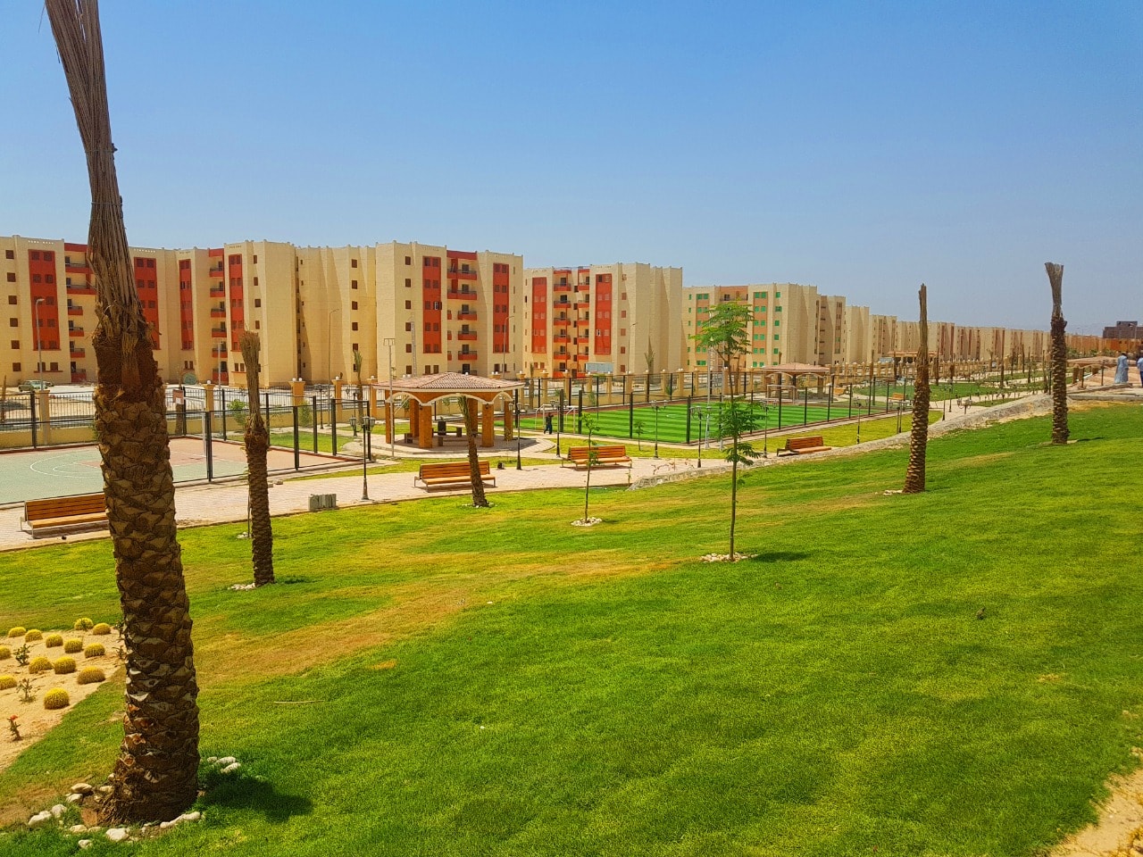 وزير الإسكان يتابع موقف مشروعات مدينة طيبة الجديدة